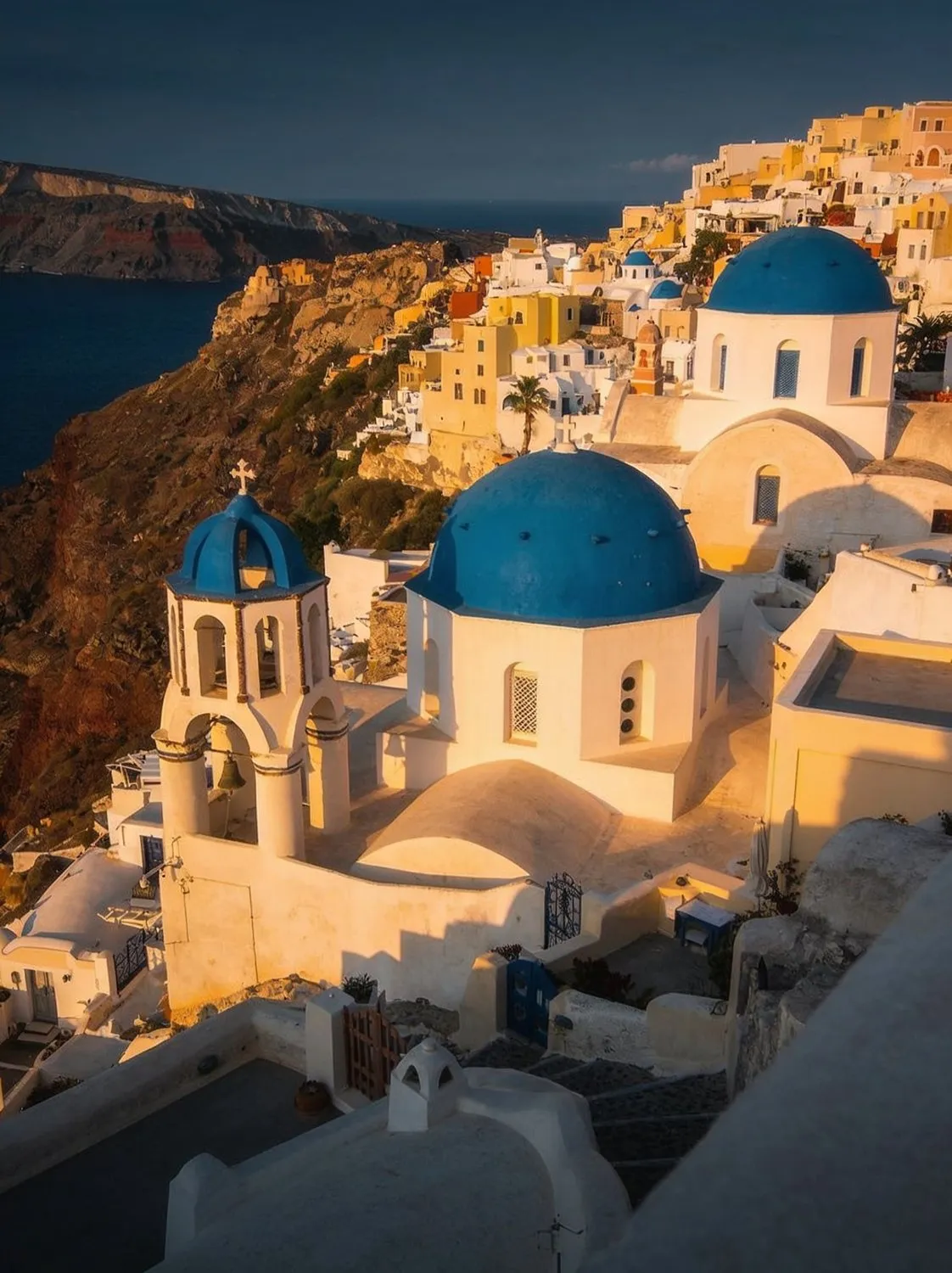 Vila de Oia em Santorini com suas cúpulas azuis