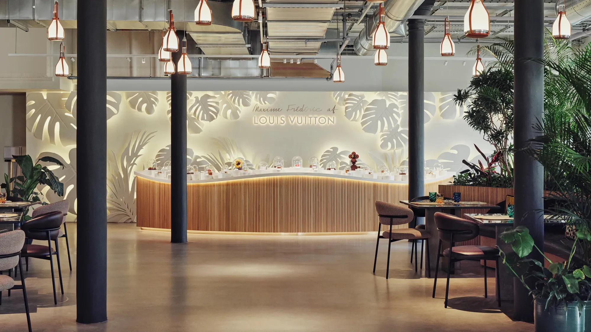 Salão do Café Maxime Frédéric at Louis Vuitton com balcão de carvalho e parede de folhas